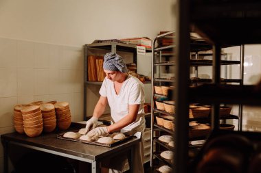 bir fırıncı ekmek hamur üzerinde el ile insizyon yapar. Bread.Bakery imalatı