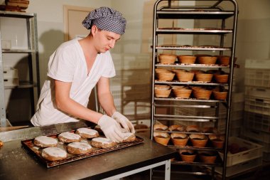 erkek aşçı için ekmek hamur şekillendirme