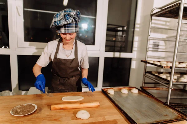 Tarçınlı çörek yapma. Ev yapımı ham Maya hamuru pişirmeye hazır yükseltme sonra
