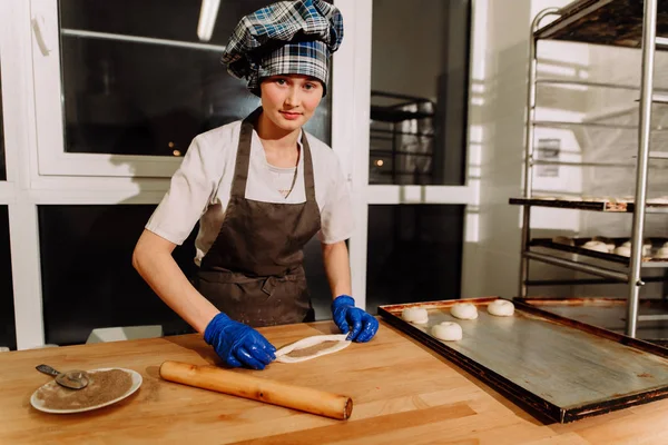 Tarçınlı çörek yapma. Ev yapımı ham Maya hamuru pişirmeye hazır yükseltme sonra