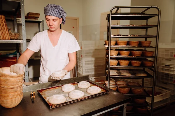 erkek aşçı için ekmek hamur şekillendirme