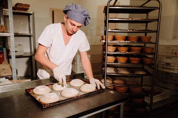 Männlicher Koch formt Teig zum Brotbacken — Stockfoto