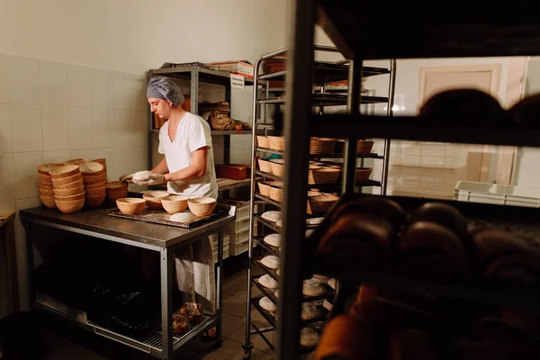 Männlicher Koch formt Teig zum Brotbacken — Stockfoto