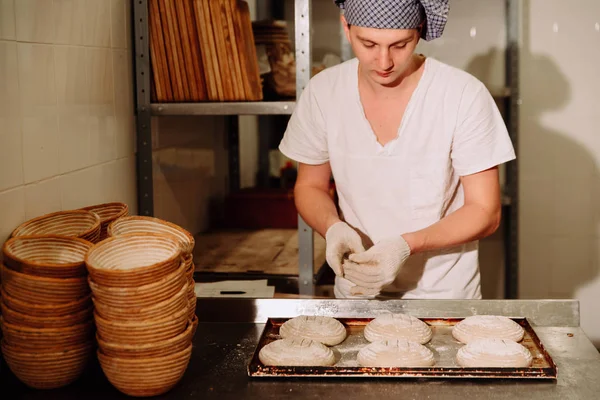 Pâte à façonner masculine pour la cuisson du pain — Photo