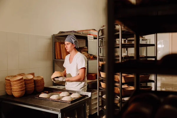 erkek aşçı için ekmek hamur şekillendirme