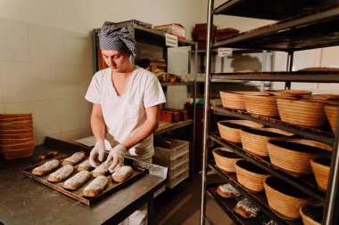Bran sepeti hamur kanıtlayan. Özel ekmek. Üretim ekmek.