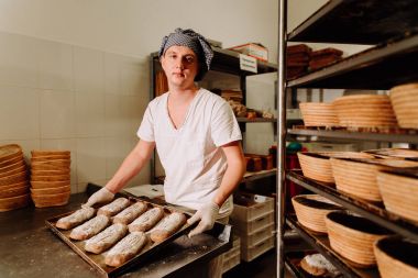 Bran sepeti hamur kanıtlayan. Özel ekmek. Üretim ekmek.