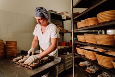 Bran sepeti hamur kanıtlayan. Özel ekmek. Üretim ekmek.