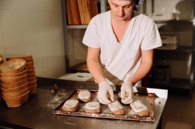 Bran sepeti hamur kanıtlayan. Özel ekmek. Üretim ekmek.