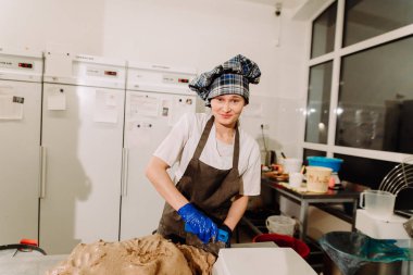 Fırıncılar el yapımı somun ekmek hamur tradional şekiller içine şekillendirme bir aile ekmek yapma