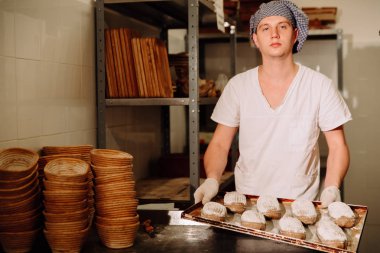Kameraya bakarak bir test ile bir tepsi ile Baker