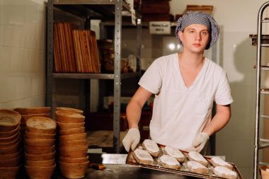 Bran sepeti hamur kanıtlayan. Özel ekmek. Üretim ekmek.