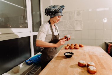 Tarçın buzlanma ile serpilir rulo