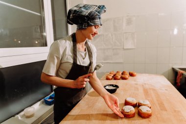 Tarçın buzlanma ile serpilir rulo