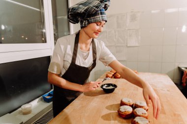 Tarçın buzlanma ile serpilir rulo