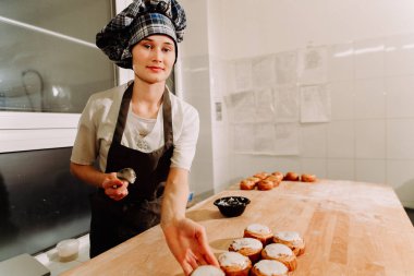 Tarçın buzlanma ile serpilir rulo