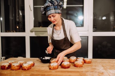 Tarçın buzlanma ile serpilir rulo