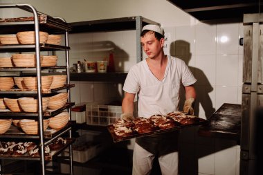 Taze pişmiş ekmek üretim, tam Tekdüzen holding tepsisinde yakışıklı baker