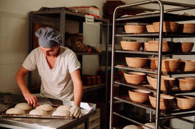 Hamur yoğurma ve ekmek şekillendirme Baker