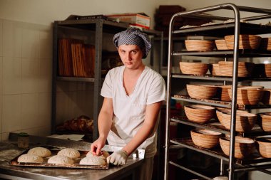 Hamur yoğurma ve ekmek şekillendirme Baker