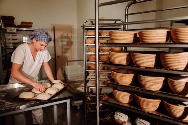 bir fırıncı ekmek hamur üzerinde el ile insizyon yapar. Bread.Bakery imalatı