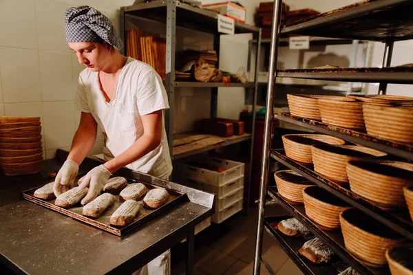 Mužské cook tvarování těsta na pečení chleba — Stock fotografie