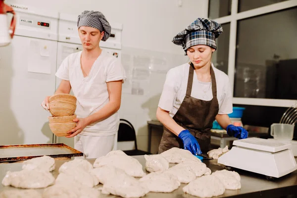 Fırıncılar el yapımı somun ekmek hamur tradional şekiller içine şekillendirme bir aile ekmek yapma
