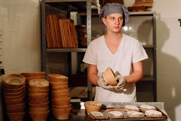 Pâte à prouver de son dans le panier. Boulangerie privée. Pain de production . — Photo