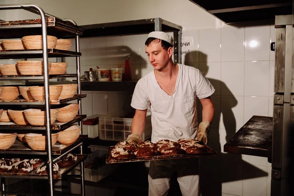 Taze pişmiş ekmek üretim, tam Tekdüzen holding tepsisinde yakışıklı baker