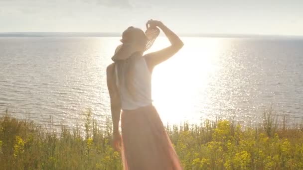 Belle femme posant sur la caméra sur le bord de la falaise — Video