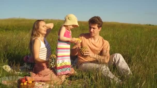 Vader op de picknick gesneden ananas — Stockvideo