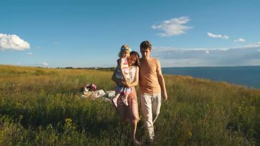 mutlu aile kızı elleri ile Sahilde yürüyüş