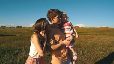 mutlu aile kızı elleri ile Sahilde yürüyüş