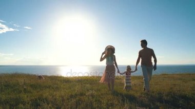 Anne ve kızı sahil boyunca yürüyüş baba