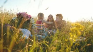 mutlu aile bir battaniye var yalan ve dalga geçmeyi