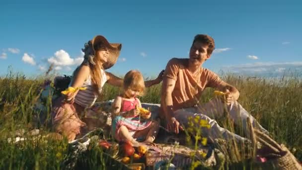 Famiglia felice mangiare ananas a un picnic — Video Stock