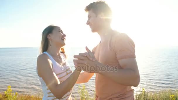Счастливая пара дурачится на фоне реки — стоковое видео