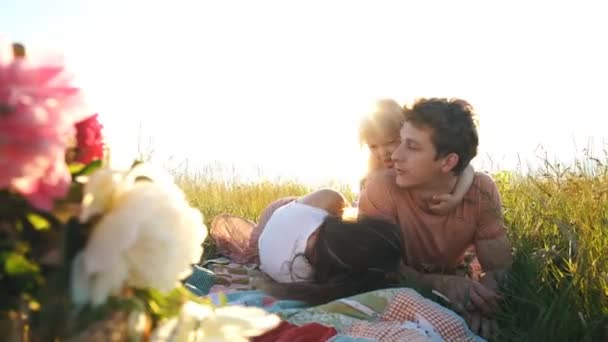 Heureux famille couché sur une couverture et de plaisanter autour — Video