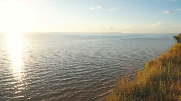 Krásný západ slunce nad řekou — Stock video