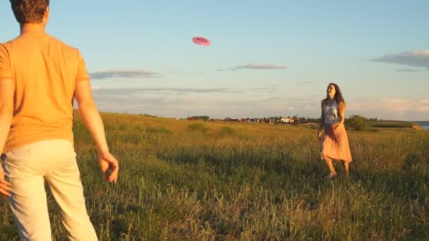 Casal feliz jogando Frisbee — Vídeo de Stock