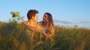 Oturma çift ve güzel gün batımını izlemek