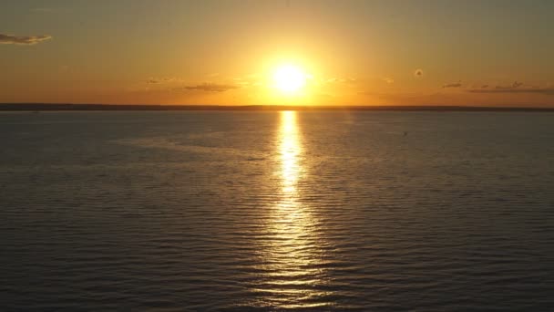 Magnifique coucher de soleil sur la rivière — Video