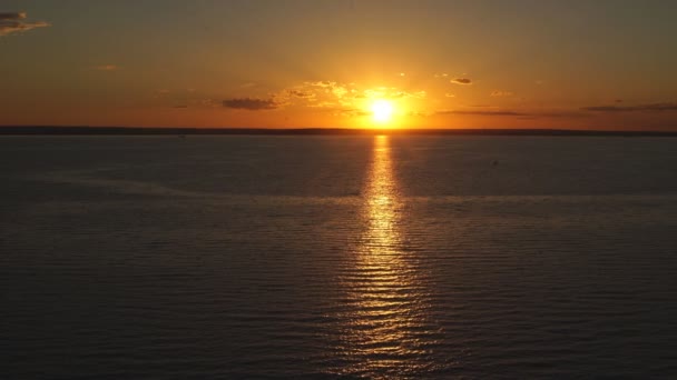 Prachtige zonsondergang over de rivier — Stockvideo