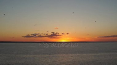 Nehrin üzerinde güzel bir gün batımı