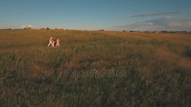 Famille heureuse courant le long de la côte et avoir du plaisir, tir de l'air — Video