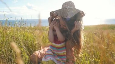 küçük kızı ile mutlu anne alanında oturup ve aptallık