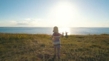 sevimli küçük kız anne eline çalışır