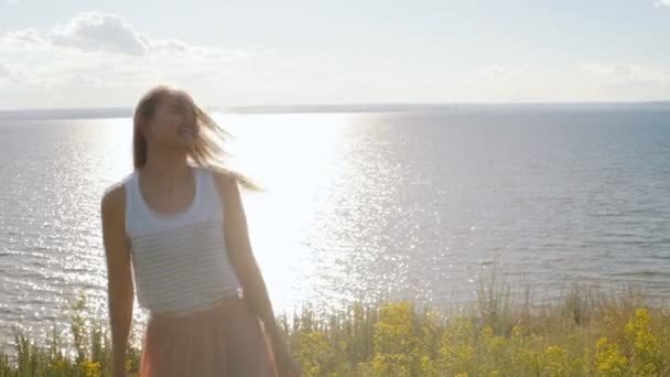 美しい女性が崖の端でカメラにポーズ — ストック動画