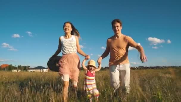 Familia feliz corriendo en el campo — Vídeos de Stock