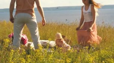 nehir kenarında piknik genç ailesi